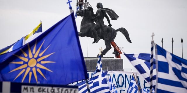 Συλλαλητήριο Θεσσαλονίκη: Κουκουλοφόροι επιτέθηκαν σε 15χρονες και τους πήραν τις σημαίες