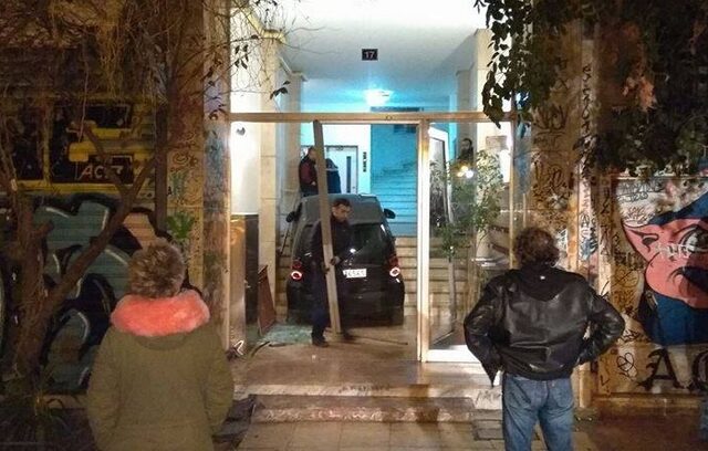 Κλεμμένο Smart εισέβαλε σε πολυκατοικία στα Εξάρχεια