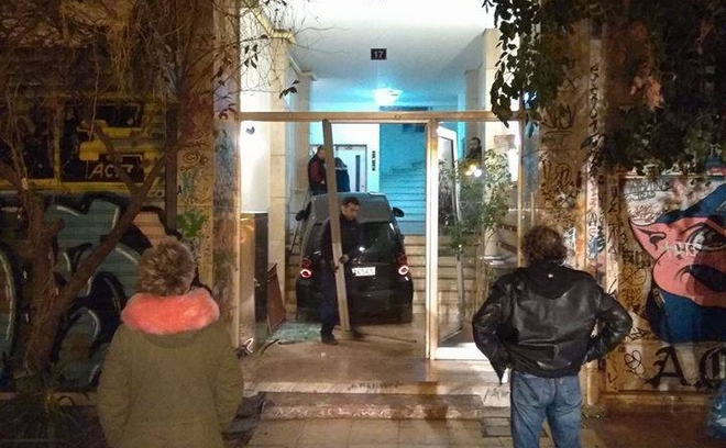 Κλεμμένο Smart εισέβαλε σε πολυκατοικία στα Εξάρχεια