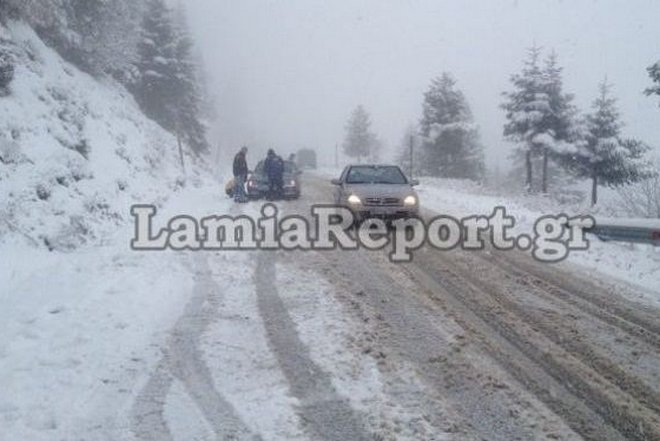 Με αλυσίδες προς Καρπενήσι – Πού χρειάζονται αντιολισθητικές λόγω χιονοπτώσεων