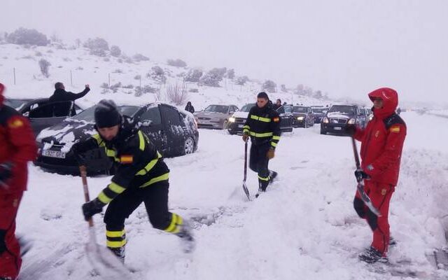 Στο έλεος του χιονιά η Ισπανία: Οδηγοί εγκλωβίστηκαν όλη νύχτα στα αυτοκίνητά τους