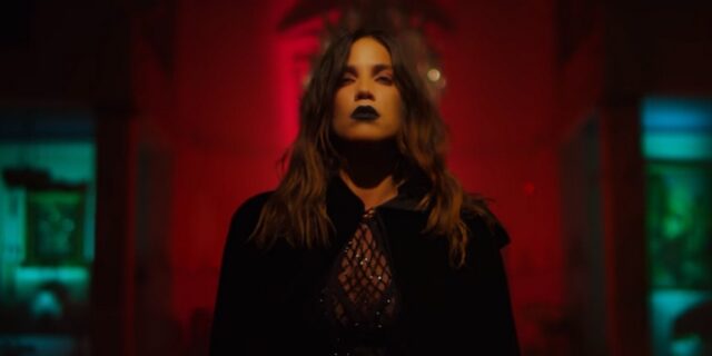 Eνθάδε Κείται: Η Στικούδη αρχίζει πόλεμο τραγουδώντας μέσα από το φέρετρό της