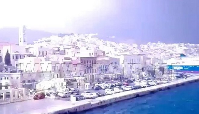 Όταν η νύχτα γίνεται μέρα: Μοναδικές εικόνες της Σύρου τραβηγμένες από το πλοίο