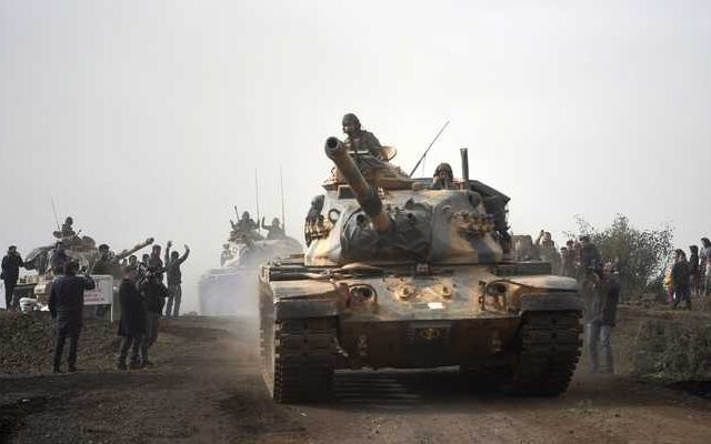 ‘Κλάδος Ελαίας’: Συνεχίζει το ‘σφυροκόπημα’ στη Συρία ο τουρκικός στρατός