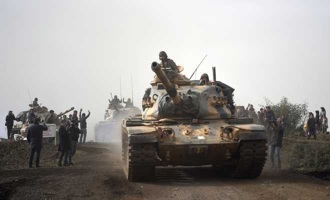 ‘Κλάδος Ελαίας’: Συνεχίζει το ‘σφυροκόπημα’ στη Συρία ο τουρκικός στρατός
