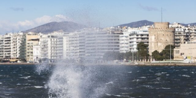 Προβλήματα σε πολλές περιοχές απ’ τους ισχυρούς ανέμους