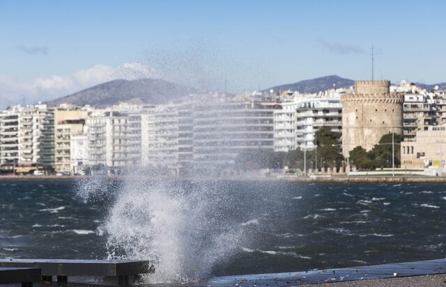 Προβλήματα σε πολλές περιοχές απ’ τους ισχυρούς ανέμους