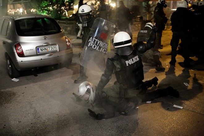 Βίντεο: Επεισόδια και χημικά σε πορεία αντιεξουσιαστών στη Θεσσαλονίκη