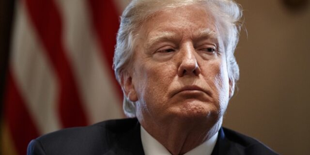 Ακύρωσε την επίσκεψη στο Λονδίνο ο Τραμπ: ‘Καρφιά κατά Ομπάμα – Παρασκήνιο με Ελισάβετ και Μέι