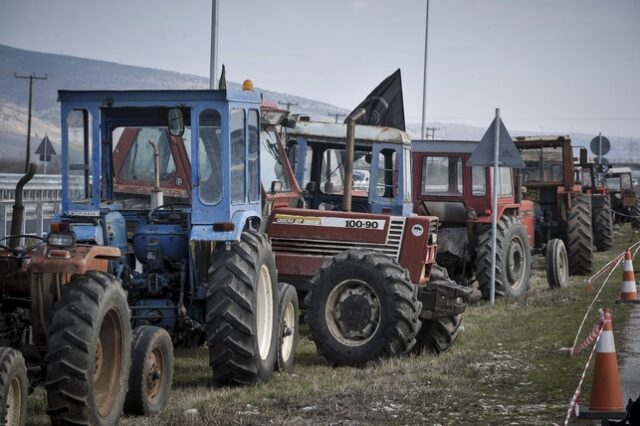 Συμφωνία των Πρεσπών: Αγρότες απέκλεισαν τον συνοριακό σταθμό Ευζώνων