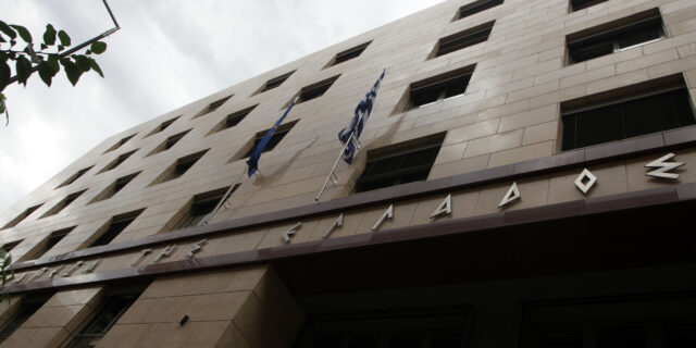 Άμεσα και δραστικά μέτρα για τη μείωση των κόκκινων δανείων ζητά η ΤτΕ