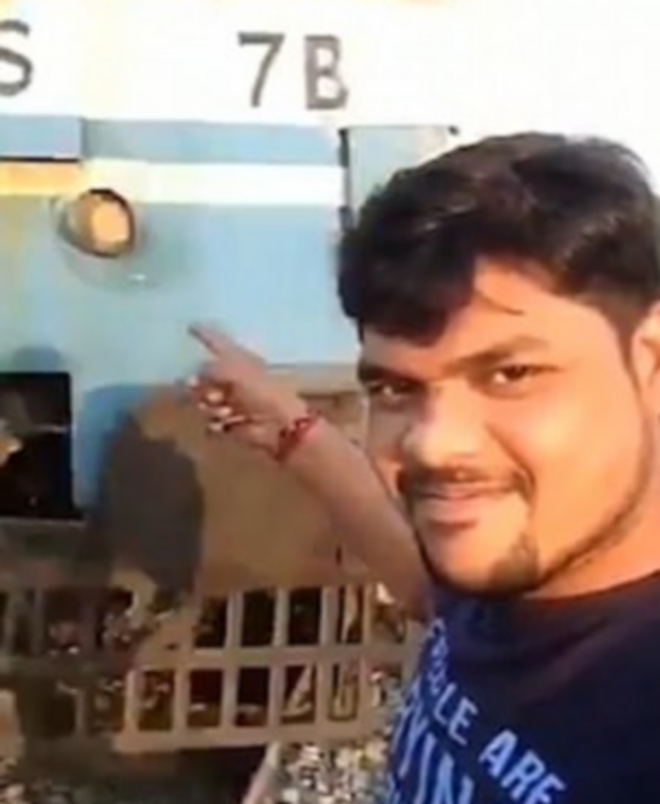 Σοκαριστικό βίντεο: Παρασύρθηκε από τρένο ενώ πόζαρε για selfie