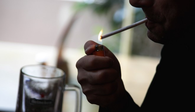 Σε καθημερινούς καπνιστές εξελίσσονται τρεις στους πέντε που δοκιμάζουν τσιγάρο