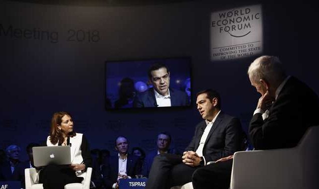 Νταβός: ‘Βολές’ Τσίπρα στον Ορμπάν σε συζήτηση για το προσφυγικό