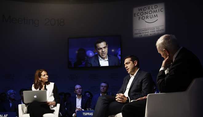 Νταβός: ‘Βολές’ Τσίπρα στον Ορμπάν σε συζήτηση για το προσφυγικό