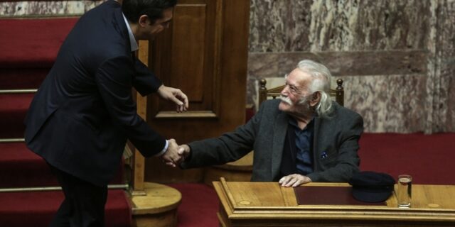 Η χειραψία Τσίπρα με το Μανώλη Γλέζο στη Βουλή