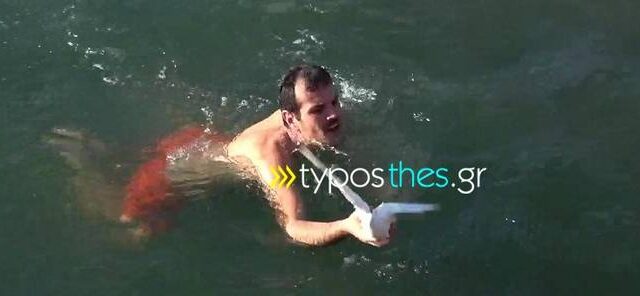 Θεσσαλονίκη: Μπέρδεψαν το περιστέρι με το σταυρό και βούτηξαν να το πιάσουν