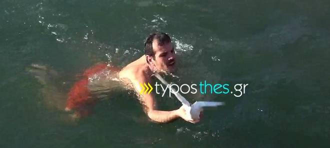 Θεσσαλονίκη: Μπέρδεψαν το περιστέρι με το σταυρό και βούτηξαν να το πιάσουν