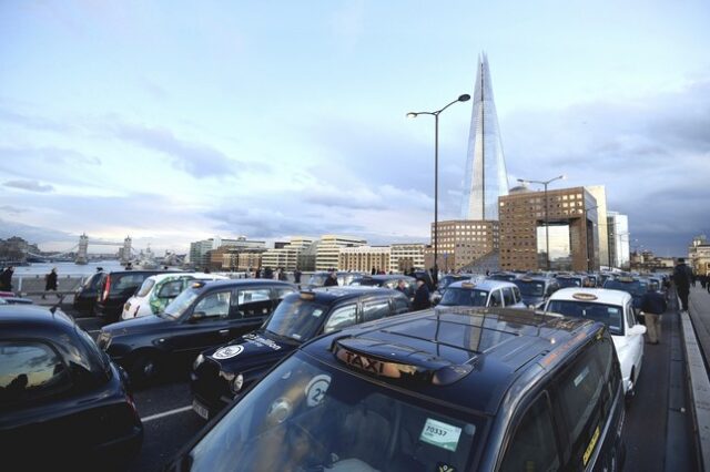 Τα μαύρα ταξί ‘φράκαραν’ τη γέφυρα του Λονδίνου – Διαμαρτύρονται για την UBER
