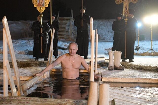 Ο Πούτιν βούτηξε σε παγωμένη λίμνη για τα Θεοφάνεια