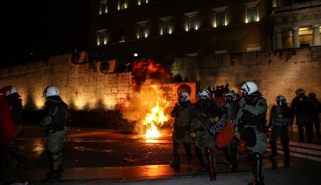 Ένταση και μολότοφ στο Σύνταγμα