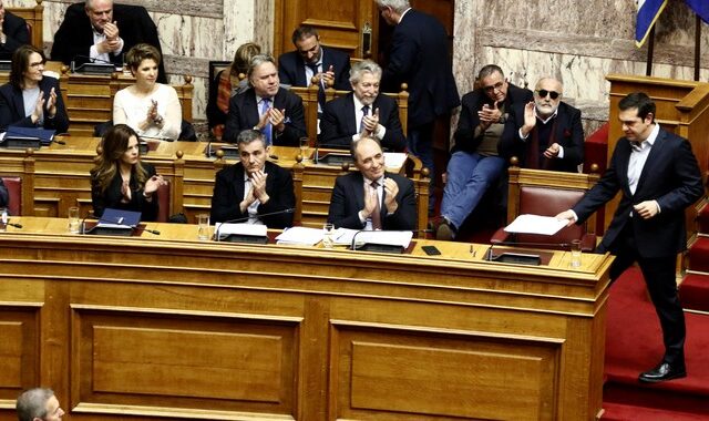 Βουλή: Πυρά από την αντιπολίτευση- Συμπαγής η κυβερνητική πλειοψηφία