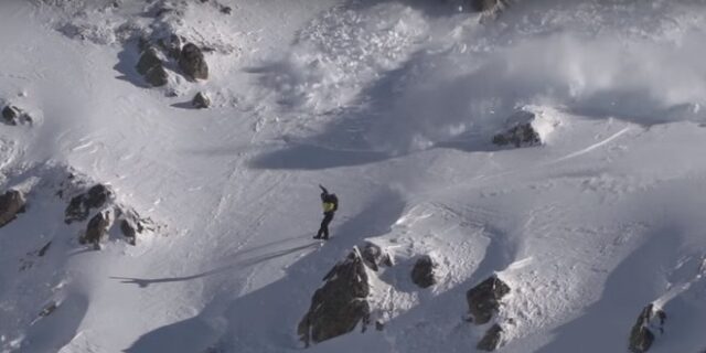 Χιονοστιβάδα ‘κυνηγάει’ τον snowboarder που την προκάλεσε