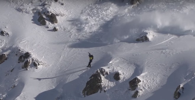 Χιονοστιβάδα ‘κυνηγάει’ τον snowboarder που την προκάλεσε