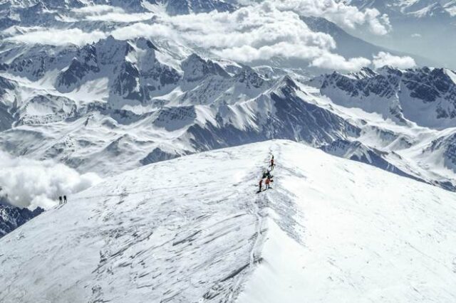 Ελβετία: Δεκατρείς χιλιάδες τουρίστες αποκλεισμένοι από χιονοστιβάδα
