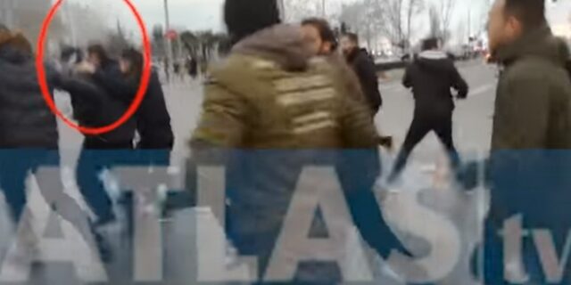 Θεσσαλονίκη: Επιτέθηκαν στον Κώστα Ζουράρι στο συλλαλητήριο