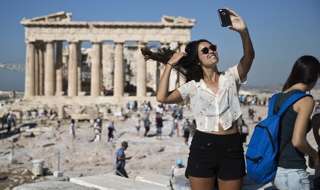 Επέστρεψε πέτρες που είχε ‘κλέψει’ από την Ακρόπολη πριν από χρόνια