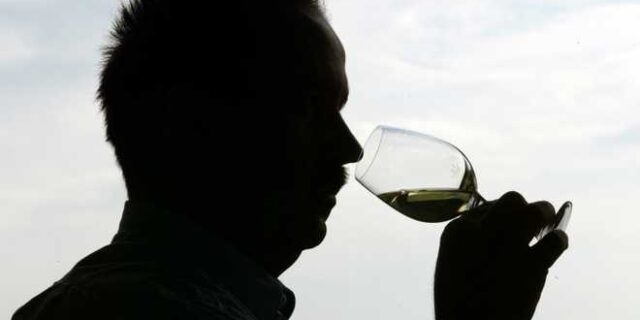 Ακόμη και ένα ποτό την μέρα μπορεί να “κόψει” έως έξι μήνες ζωής