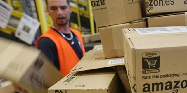 Στην Ιταλία η Amazon πέρασε ‘έξυπνο βραχιολάκι’ στους εργαζόμενους για να τους ελέγχει