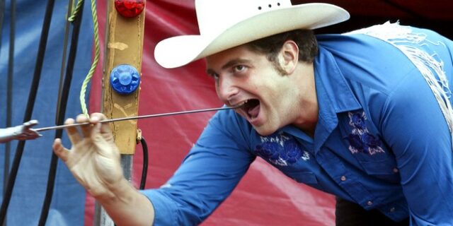 Πώς θα γιορτάσετε την Παγκόσμια Ημέρα Κατάποσης Σπαθιών -ναι, υπάρχει και είναι σήμερα