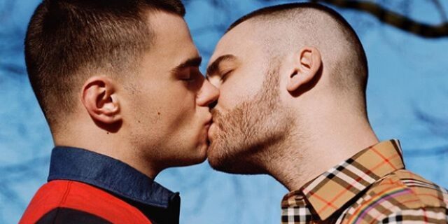 Το ουράνιο τόξο στη νέα συλλογή της Burberry