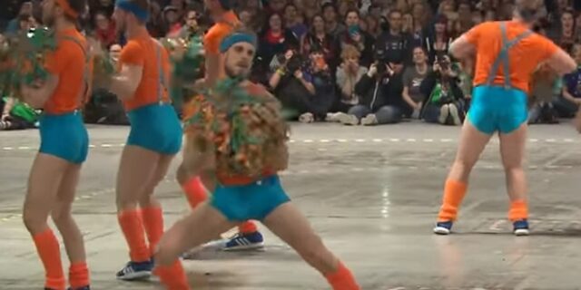 Γνωρίστε τους πρώτους άντρες cheerleaders