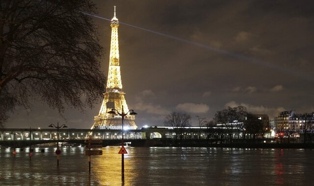 ‘Κύμα ψύχους’ σκεπάζει το Παρίσι – Έκλεισε ο Πύργος του Άιφελ