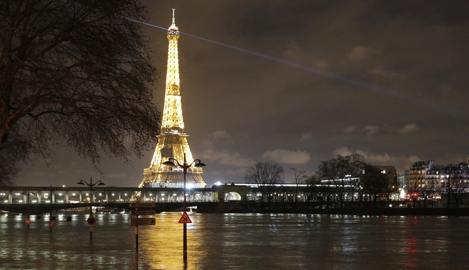 ‘Κύμα ψύχους’ σκεπάζει το Παρίσι – Έκλεισε ο Πύργος του Άιφελ