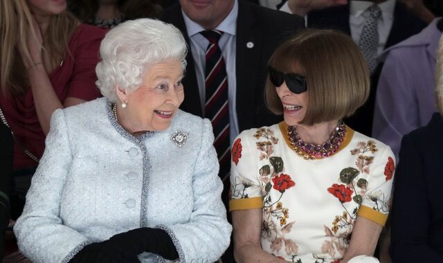 Συνέβη και αυτό! Η βασίλισσα Ελισάβετ δίπλα στην Άννα Γουίντουρ στην πρώτη σειρά επίδειξης μόδας
