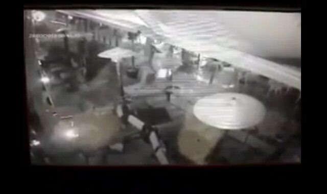 Βίντεο από κάμερα ασφαλείας: Η στιγμή που αντιεξουσιαστές τα “έσπασαν” στην Ερμού