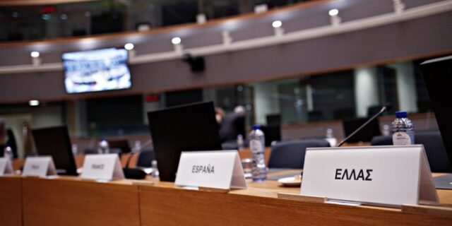 Τραπέζι για τρεις η ελάφρυνση του ελληνικού χρέους