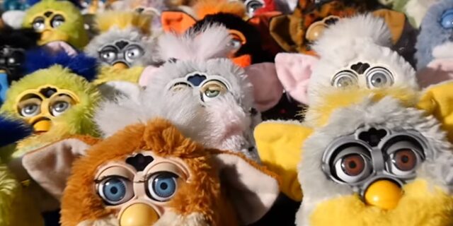 Αντέχεις να ακούσεις; Χορωδία από Furbies τραγουδά κι ο ήχος μοιάζει να βγήκε από την κόλαση