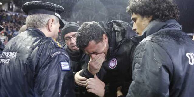 Συνελήφθη ο οπαδός του ΠΑΟΚ που πέταξε τη χαρτοταινία στον Γκαρθία