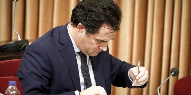 Εξεταστική: ‘Παραμύθια’ λέει ο Άδωνις για την φερόμενη μίζα των 2 εκατ. της Novartis