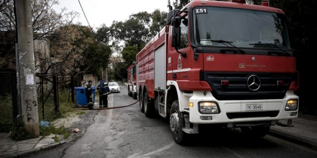 Υπό μερικό έλεγχο τέθηκε η πυρκαγιά στο συνεργείο αυτοκινήτων στον Γέρακα