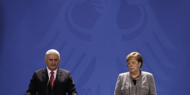 Τι εκνεύρισε τον Γιλντιρίμ μπροστά στη Μέρκελ