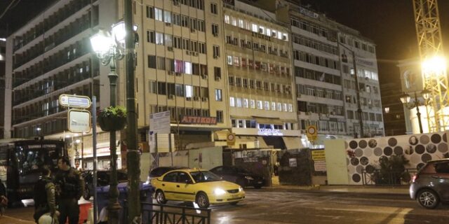 Επεισόδια και συμπλοκές έξω από τα γραφεία της Χρυσής Αυγής στον Πειραιά