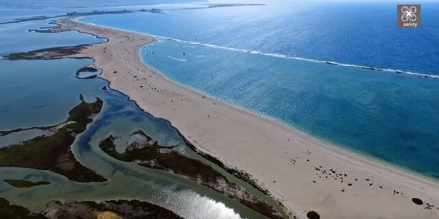 Το επίπεδο, παραδεισένιο ελληνικό νησί που είναι όλο παραλία – Εκεί που έτρεχε γυμνή η Εύα