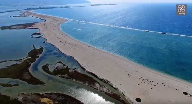 Το επίπεδο, παραδεισένιο ελληνικό νησί που είναι όλο παραλία – Εκεί που έτρεχε γυμνή η Εύα