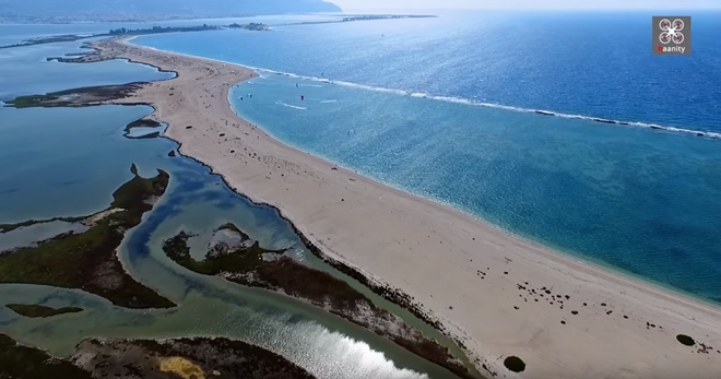 Το επίπεδο, παραδεισένιο ελληνικό νησί που είναι όλο παραλία – Εκεί που έτρεχε γυμνή η Εύα